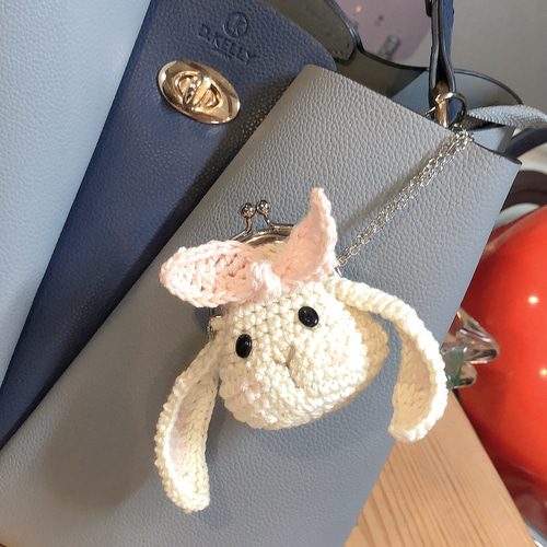 かぎ針編みの垂れ耳ウサギちゃんがま口小銭入れ 小銭入れ・コイン