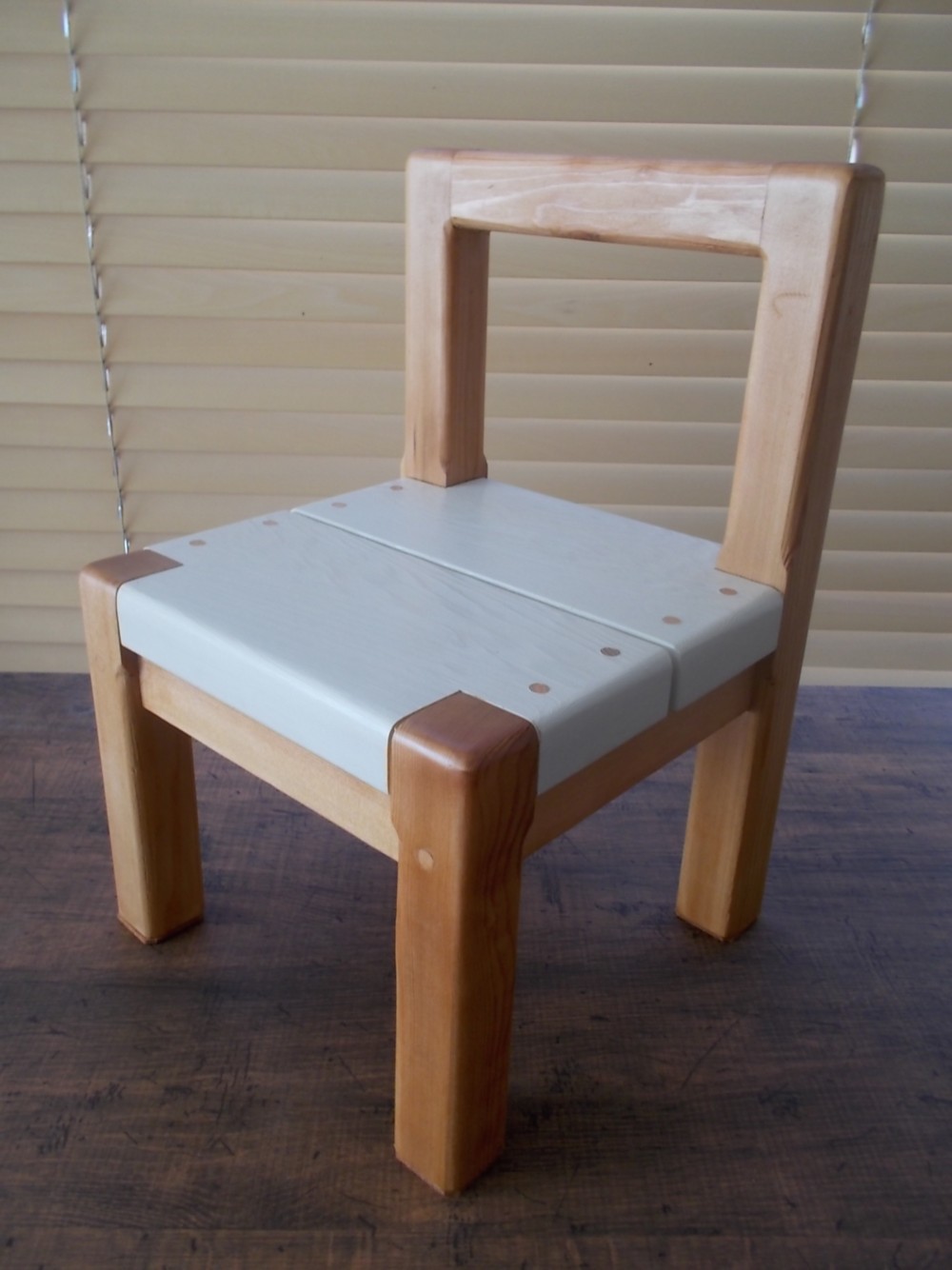 レッドシダーの木で作った子供椅子