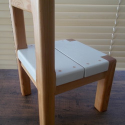 レッドシダーの木で作った子供椅子 2枚目の画像