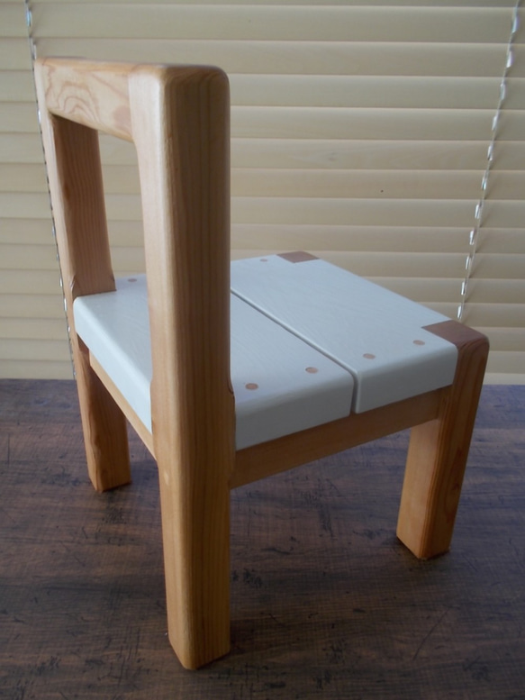 レッドシダーの木で作った子供椅子 2枚目の画像