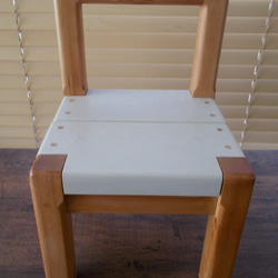 レッドシダーの木で作った子供椅子 3枚目の画像