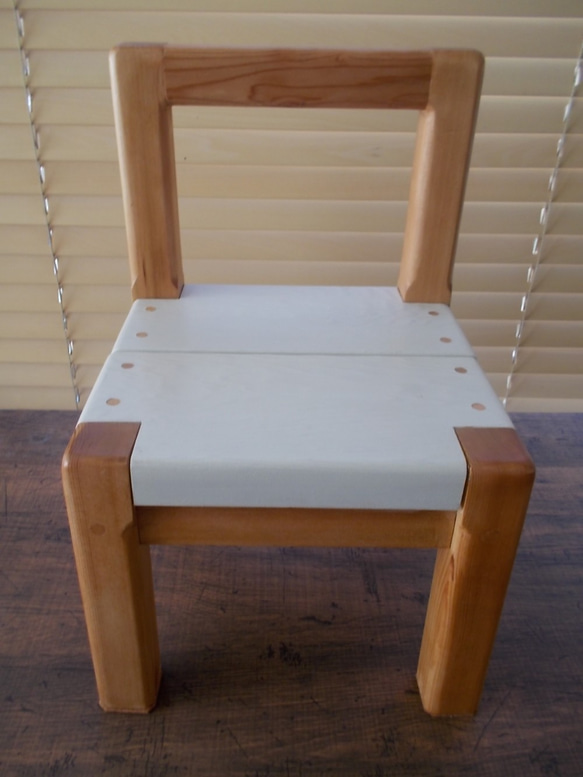 レッドシダーの木で作った子供椅子 3枚目の画像