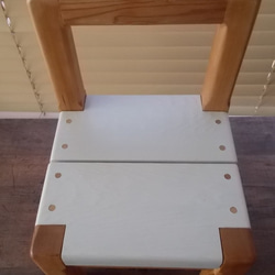 レッドシダーの木で作った子供椅子 4枚目の画像