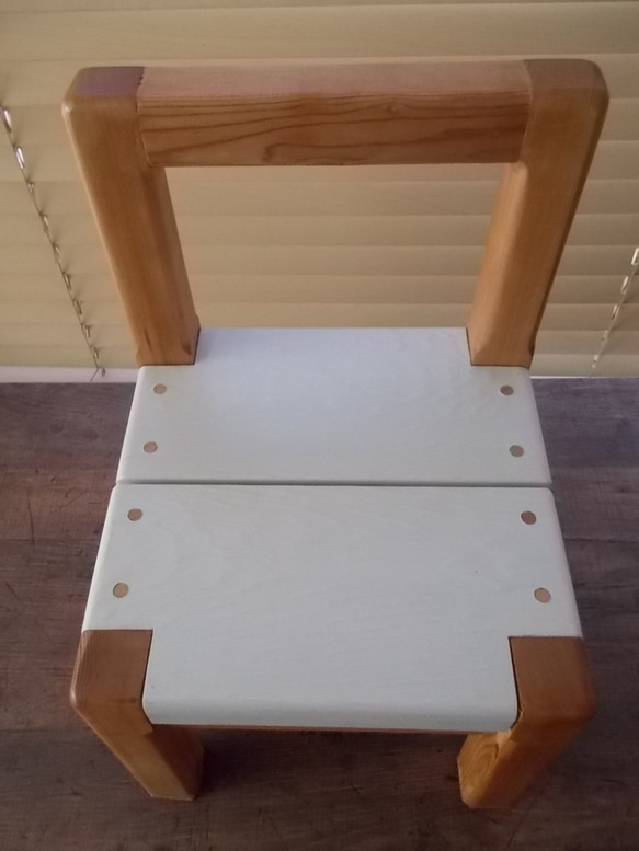 レッドシダーの木で作った子供椅子 4枚目の画像