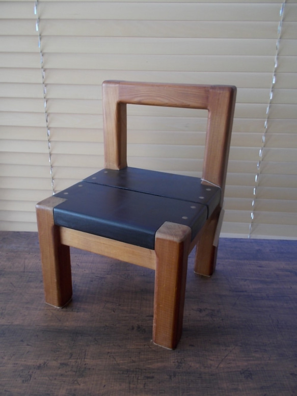 レッドシダーの木で作った子供椅子 1枚目の画像