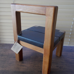 レッドシダーの木で作った子供椅子 2枚目の画像