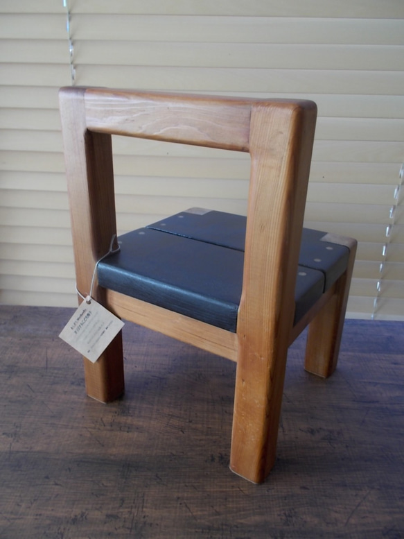 レッドシダーの木で作った子供椅子 2枚目の画像