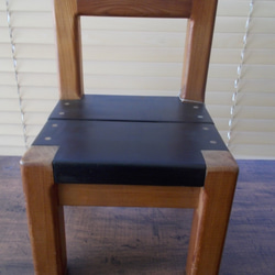 レッドシダーの木で作った子供椅子 3枚目の画像