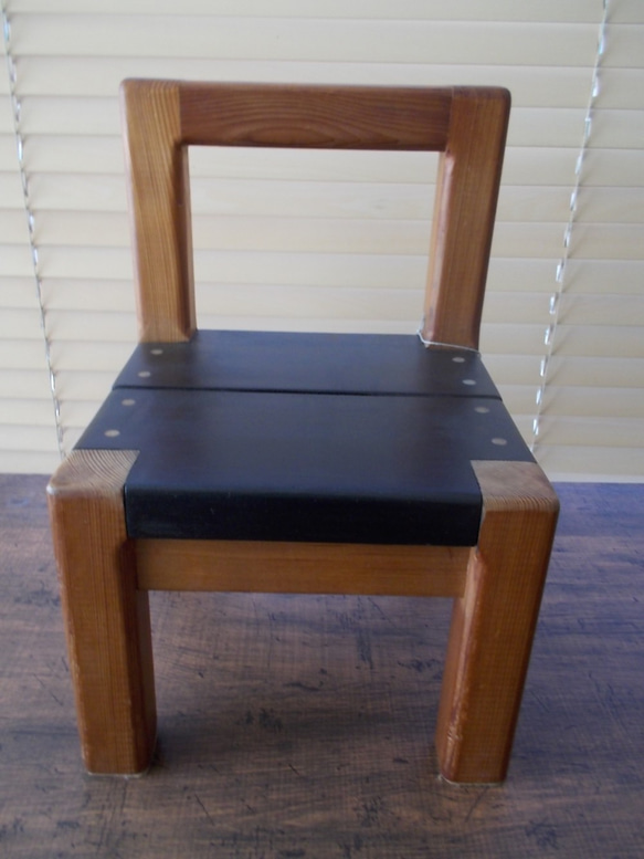 レッドシダーの木で作った子供椅子 3枚目の画像