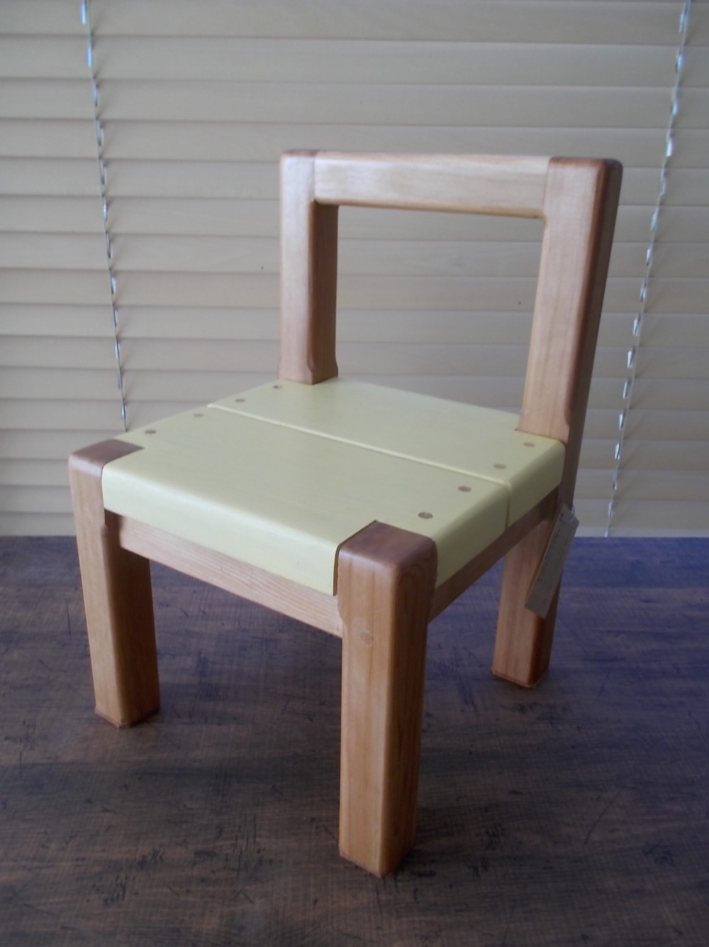 レッドシダーの木で作った子供椅子