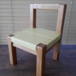 レッドシダーの木で作った子供椅子 1枚目の画像