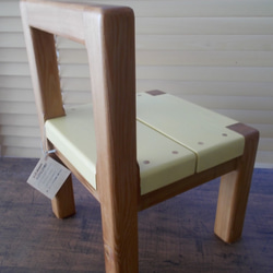 レッドシダーの木で作った子供椅子 2枚目の画像