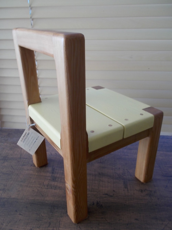 レッドシダーの木で作った子供椅子 2枚目の画像