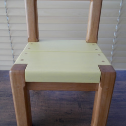 レッドシダーの木で作った子供椅子 3枚目の画像