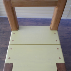 レッドシダーの木で作った子供椅子 4枚目の画像