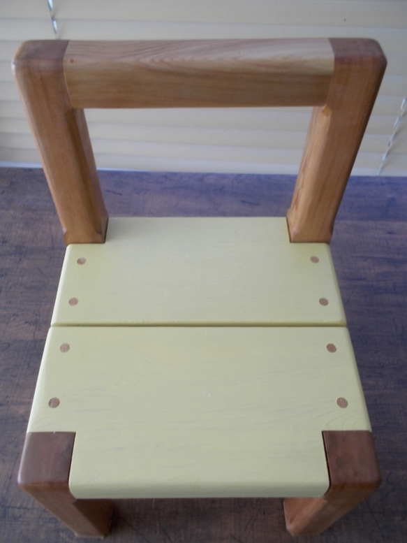 レッドシダーの木で作った子供椅子 4枚目の画像