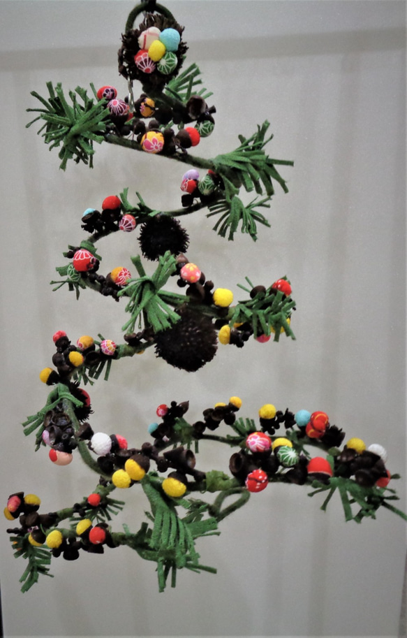 【Creema限定クリスマス2023】どんぐりの帽子を利用したらせんクリスマスツリー 1枚目の画像