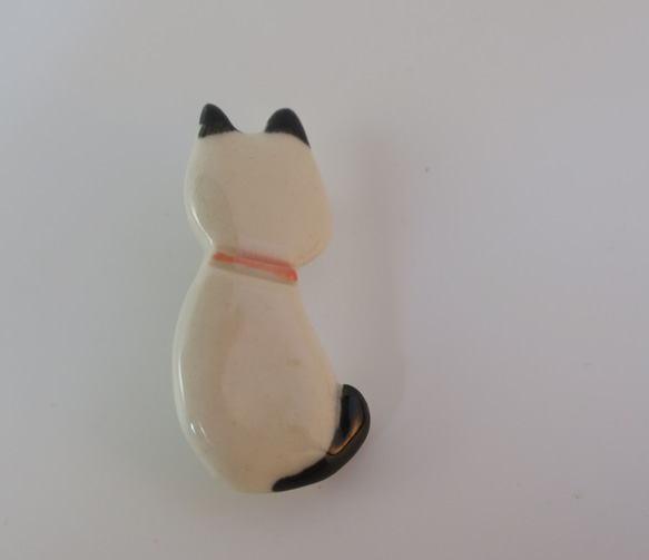 ブローチ（陶製）　ネコ(後ろ向き） 1枚目の画像