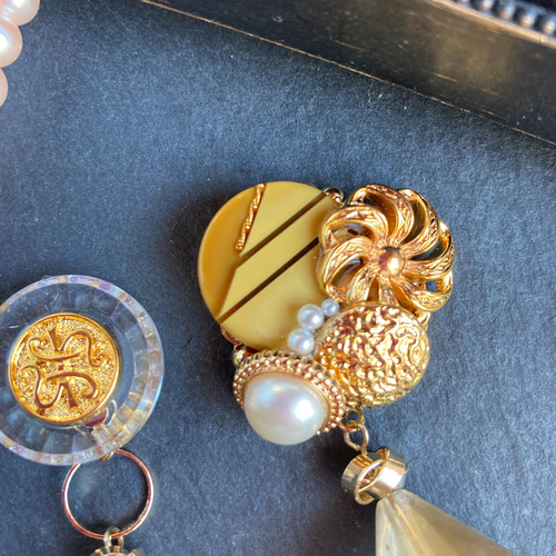 Sonomi】大ぶり イエロー系 アンティークボタンのアシンメトリー