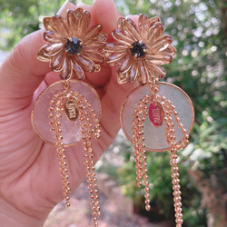 Sonomi】大ぶり イエロー系 アンティークボタンのアシンメトリー