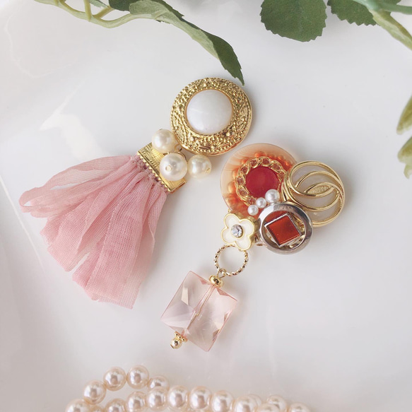 大ぶり 春色 アンティーク ヴィンテージボタンのアシンメトリー  