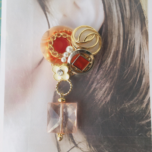 大ぶり 春色 アンティーク ヴィンテージボタンのアシンメトリー  