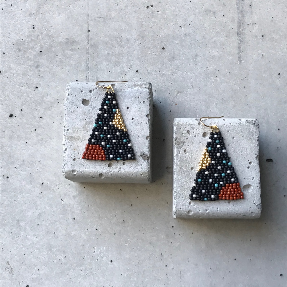 ボヘミアンシードビーズ ビーズワーク ピアス トライアングル ブラック
