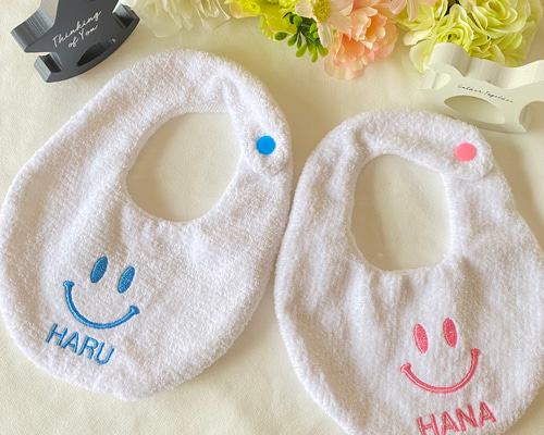 再販》お名前刺繍♡ニコちゃん♡スタイ♡名入れ♡白♡ スタイ