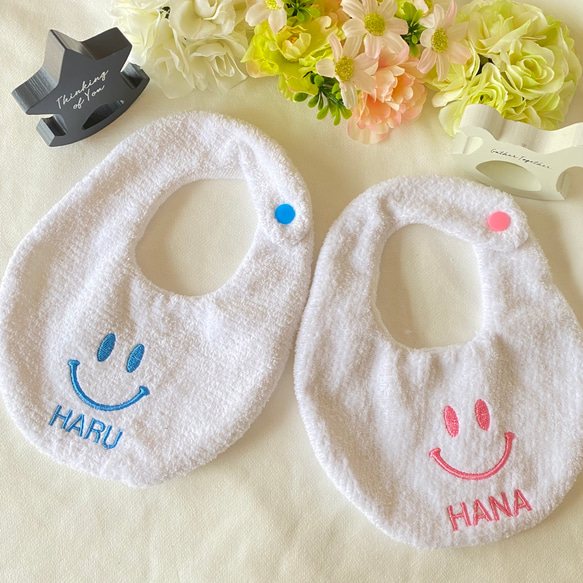 《再販》お名前刺繍♡ニコちゃん♡スタイ♡名入れ♡白♡ 1枚目の画像