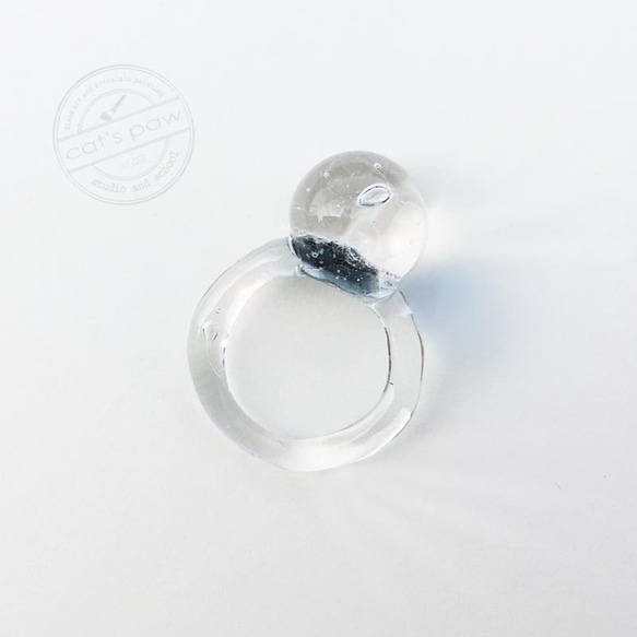 ガラスリング　オールガラス製のガラスの指輪　キラキラ泡入りガラスのドロップ　アイスブルー 4枚目の画像
