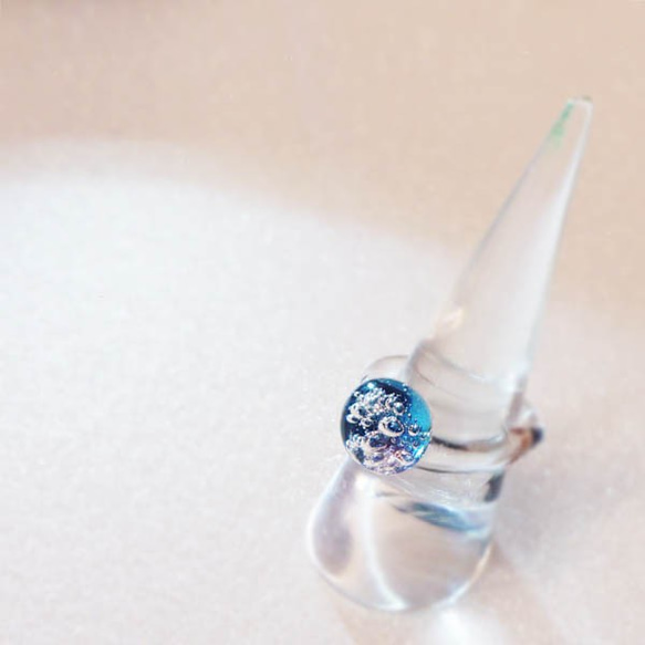 ガラスリング　オールガラス製のガラスの指輪　キラキラ泡入りガラスのドロップ　アイスブルー 5枚目の画像
