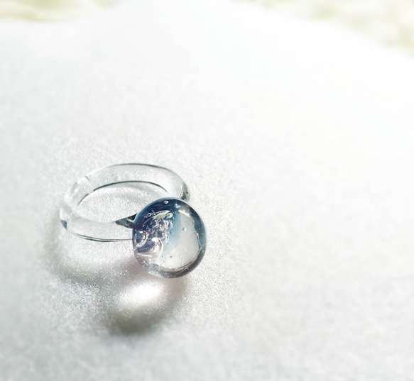 ガラスリング　オールガラス製のガラスの指輪　キラキラ泡入りガラスのドロップ　アイスブルー 3枚目の画像
