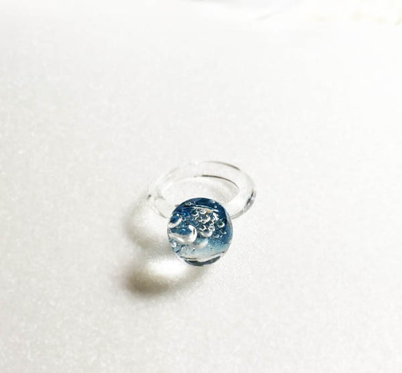 ガラスリング　オールガラス製のガラスの指輪　キラキラ泡入りガラスのドロップ　アイスブルー 2枚目の画像