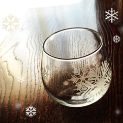 雪の結晶 冬グラス ゆらゆらタンブラー くるくる回る丸いグラス クリスマス ホームパーティーにも 名入れ可 4枚目の画像