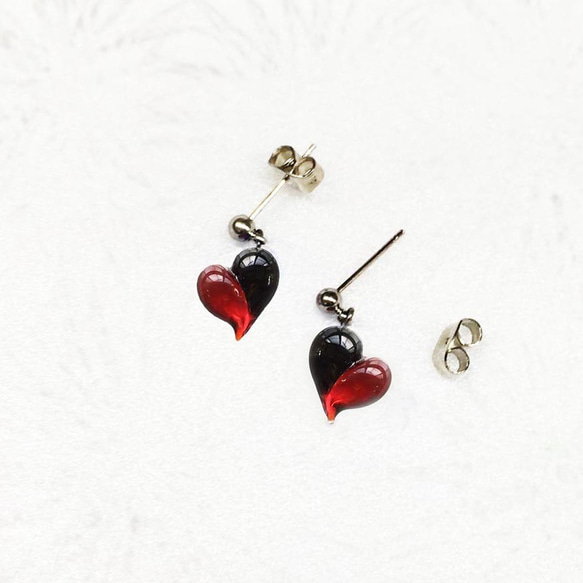 Red＆Black アリスのハート♥ガラス細工のひと粒ピアス　イヤリング・アレルギー対応有 2枚目の画像