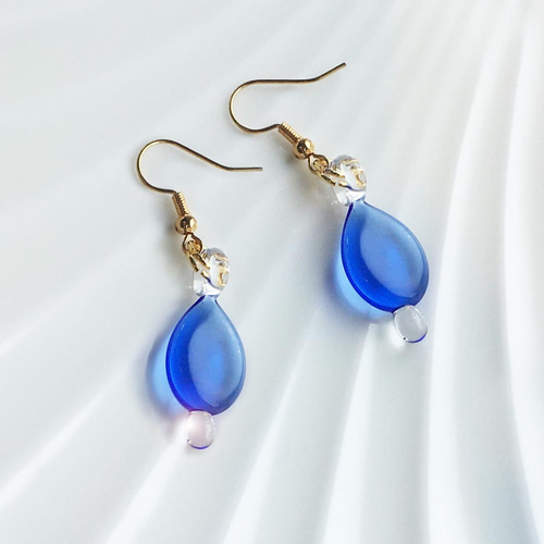 コバルトブルー ガラス細工のしずく ゆらゆらピアス（イヤリング交換可