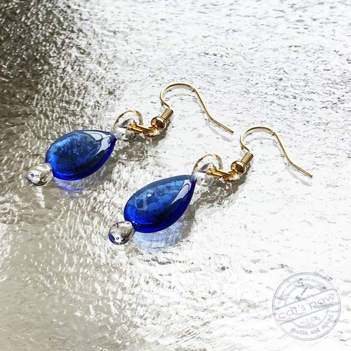 コバルトブルー ガラス細工のしずく ゆらゆらピアス（イヤリング
