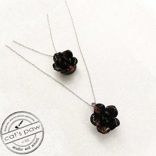 黒とグレーのバラネックレス 黒バラのネックレス 黒薔薇ペンダント付ネックレス ゴス