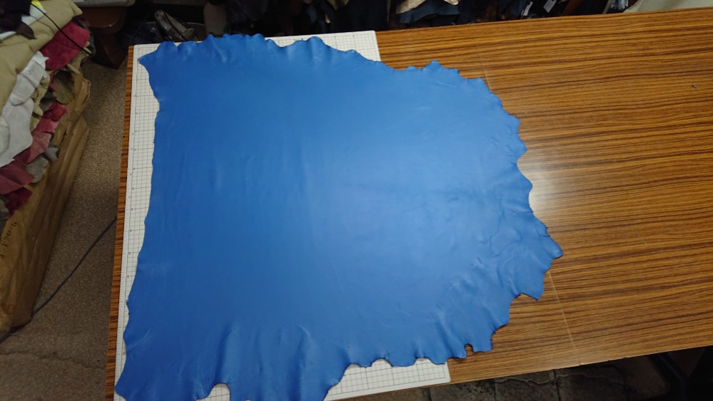 【ラム革　水色　１枚】　厚み0.7mm本革リアルレザー生地