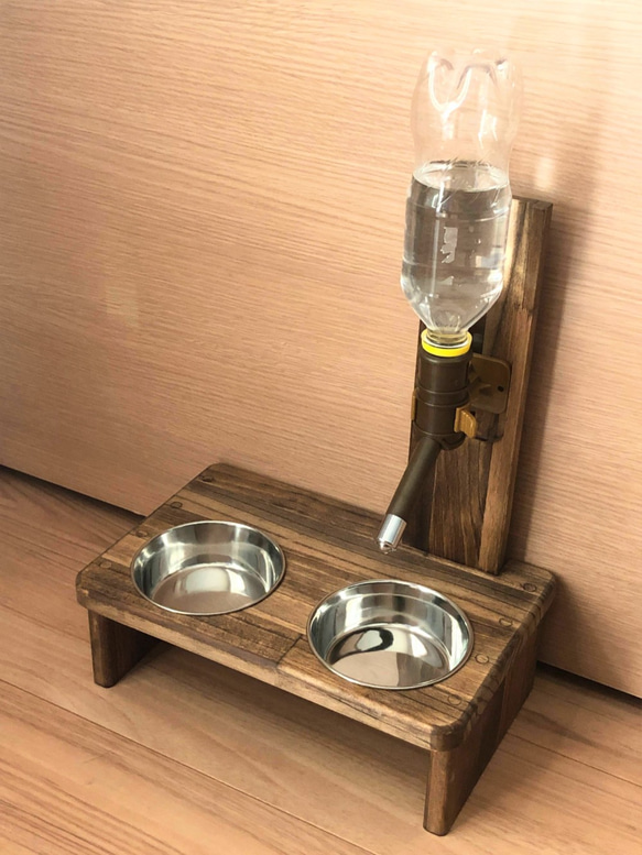 ペットの食卓台（えさ・水飲み）　ボウル・給水ノズル付き　ペットフードボウル（2色選択） 3枚目の画像