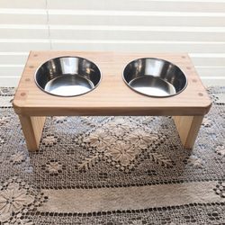 斜め角度付き　ペットの食器台／えさ台／食卓 （小型犬・猫）ペットフードボウル（2色選択） 1枚目の画像
