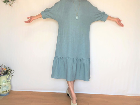 [送料無料]ゆったりドルマンスリーブ裾フリルワンピース　リネンレーヨン　水色 3枚目の画像