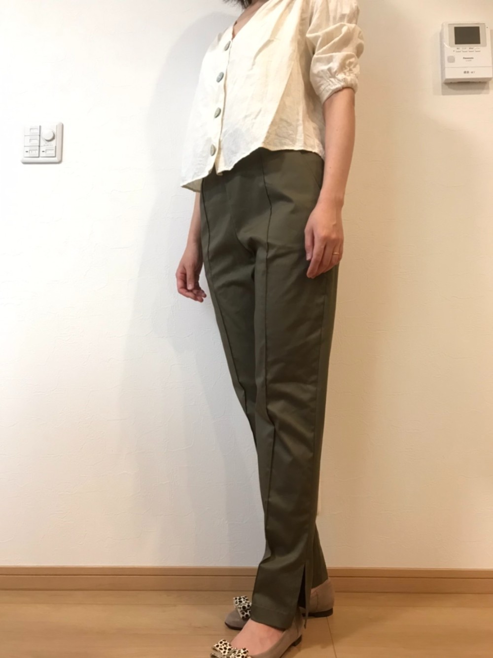 センターピンタック入りスタイルアップ ハンサムパンツ　サイドスリット　コットンストレッチ　アーミーグリーン