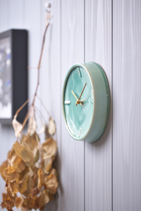 陶器の壁掛け時計　GLAZED CLOCK　ペールグリーン 2枚目の画像
