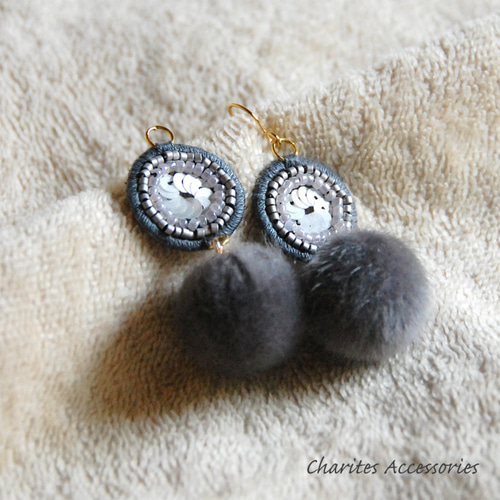 レディなビーズ刺繍とファーボールのピアス【グレー】スパンコールと 