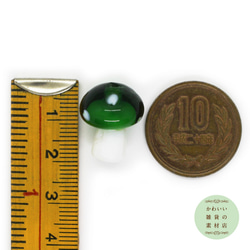 毒キノコのガラスの立体ランプワークビーズ（グリーン）4個セット #BG-0006 2枚目の画像