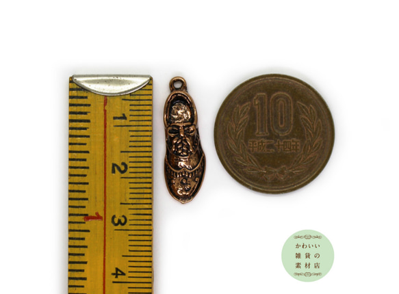 おしゃれな革の紐靴（左足のみ）の赤銅色の半立体チャーム（真鍮製）2個セット #C-0053 4枚目の画像