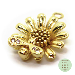 羽根にキュービックジルコニアのついたミツバチと花の18金メッキの真鍮製チャーム（ゴールド/18KGP）#C-0054 2枚目の画像