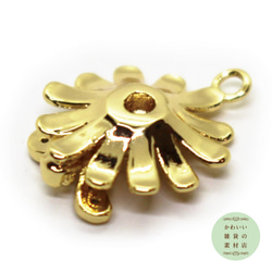 羽根にキュービックジルコニアのついたミツバチと花の18金メッキの真鍮製チャーム（ゴールド/18KGP）#C-0054 3枚目の画像