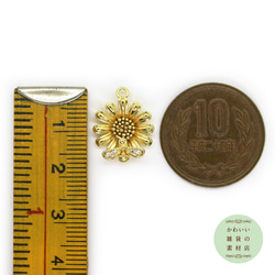 羽根にキュービックジルコニアのついたミツバチと花の18金メッキの真鍮製チャーム（ゴールド/18KGP）#C-0054 4枚目の画像